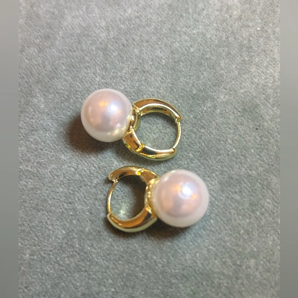 Elegant Gold and White Pearl Drop Earrings - Picture 4 of 4